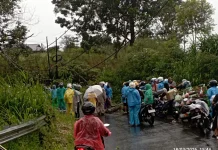 Evakuasi Tiang Listrik Tumbang, Warga dan Polisi Buka Akses Jalan Muara Aman–Curup