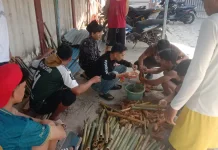 Warga Desa Semundam Gotong Royong Persiapkan Obor Takbiran
