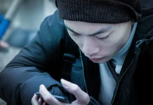 Kebiasaan Scroll Malam Hari Picu Gangguan Tidur