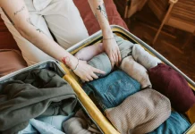 Tips Packing Baju agar Koper Bisa Menampung Lebih Banyak