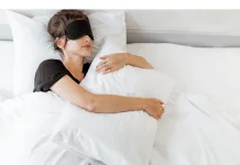 Tidur Lebih Berkualitas dengan Memeluk Guling