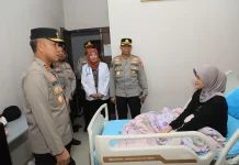 Kapolda Bengkulu Jenguk Personil yang Sakit di Momen Lebaran