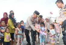 Pantau Objek Wisata, Kapolda Bengkulu Beri Bingkisan kepada Pengunjung