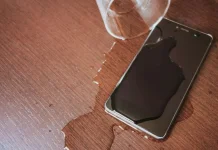 Handphone Tercebur kedalam Air Apa yang Harus Kita Lakukan?