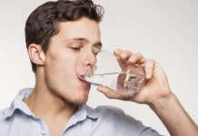 Mitos dan Fakta Minum Air Hangat