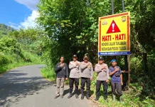 Polsek Rimbo Pengadang Pasang Spanduk Peringatan Jalan Rusak