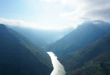 Pesona Sungai Nho Quế: Menembus Tebing Raksasa di Jantung Hà Giang