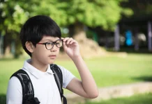 Sering Main HP, Anak Jadi Berkacamata?