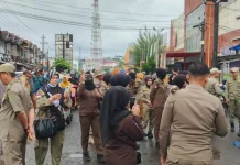 Satpol PP Bengkulu Tertibkan Pedagang di Pasar Minggu
