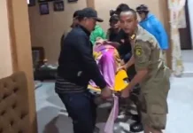 Terjebak Banjir, Satpol PP Evakuasi Warga Pasca Amputasi