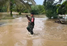 Kodim 0428/Mukomuko Tanggap Banjir, Evakuasi Warga dan Harta Benda