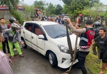 Cuaca Extrem, Mobil Warga Bengkulu Terseret Banjir dievakuasi