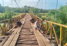 TNI bersama Masyarakat Sukarami Gotong Royong Membangun Rehab Jembatan