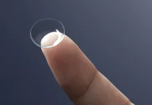 Softlens Dipakai Mandi? Ini Bahayanya