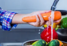 Benarkah Sayur dan Buah Mengandung Mikroplastik? Ini Penjelasan Ahli