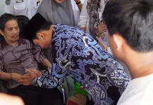 Wali Kota Bengkulu Serahkan Bantuan Kursi Roda