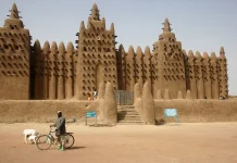 Masjid Agung Djenné: Keajaiban Lumpur Terbesar di Dunia yang 'Bernapas'