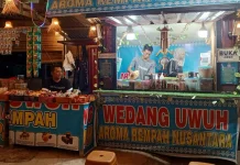 Penjual Wedang Uwuh Tetap Bertahan meskipun Harga Plastik Melambung
