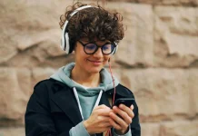 Mengapa Kini Banyak Orang Kembali Beralih ke Headset Kabel?