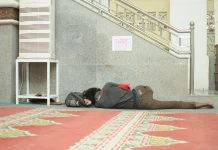 Awas Sering Tidur di Lantai, Perhatikan Dampaknya bagi Tubuh