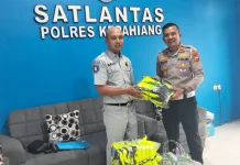 JR Bengkulu Serahkan Rompi Lalu Lintas, Perkuat Dukungan Keselamatan Lalin
