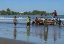 Nelayan Pantai Zakat Bertahan Ditengah Ketidakpastian Cuaca