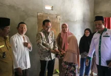 Bupati Teddy Rahman Serahkan Rumah RTLH untuk Warga Penago Baru