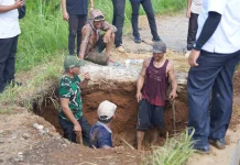 Jalan Usaha Tani di Kemumu  Diperbaiki Secara Gotong Royong
