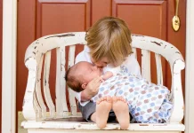 Orang Tua Diminta Awasi Anak Kecil saat Mengasuh Adik Bayi di Rumah