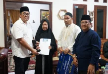 Pemkot Bengkulu Serahkan Santunan lewat Program Four in One