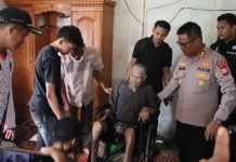 Kapolres Rejang Lebong Salurkan Bantuan Kursi Roda untuk Lansia Lumpuh
