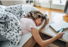 Bangun Tidur Langsung Pegang HP? Hati-Hati, Bisa Picu Darah Tinggi dan Ganggu Tidur!