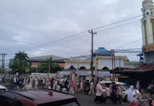Sebanyak 300  Umat Muslim Penuhi  Masjid  Baitul Atiq  Ikuti Sholat Idul Adha  1447 H