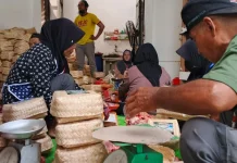 Masjid Agung At-Taqwa Ganti Kantong Plastik Kurban dengan Besek Ramah Lingkungan