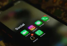 Kebiasaan Scroll Media Sosial sebelum Tidur ternyata Bisa Ganggu Kesehatan Otak