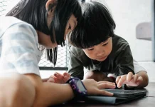 Bahaya Kecanduan Screen Time yang Perlu Diwaspadai Orang Tua