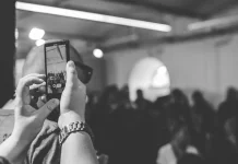 Kelihatan Sepele, Tapi Bisa Fatal! Etika Mengabadikan Momen di Dunia Digital