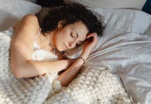 Sering Tidur dengan Tangan Tertekuk? Bisa Jadi Gaya T-Rex