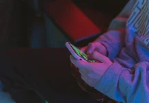 Benarkah Terlalu Lama Bermain Gadget Bisa Menyebabkan Mata Minus?