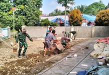 TNI dan Warga Rehab Masjid Syuhada Desa Sido Urip