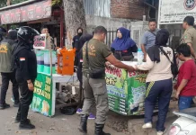 Satpol PP Kota Bengkulu Tertibkan PKL yang Berjualan di Badan Jalan MT Haryono
