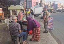 Satpol PP Kota Bengkulu Tegur Pedagang Gunakan Trotoar