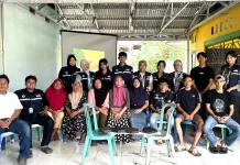 Mahasiswa KKN UNIB Edukasi Warga Tanjung Agung Olah Sampah Jadi Eco Paving Blok