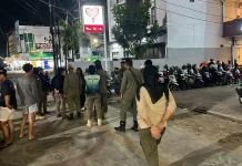 Satpol PP Bengkulu Tertibkan Aktivitas Badut dan Penjual Tisu di Persimpangan