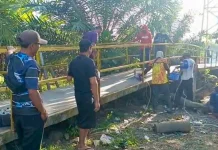 Masyarakat Padang Guci Hilir Sawada Perbaiki Jembatan Gantung Dengan Plat Baja