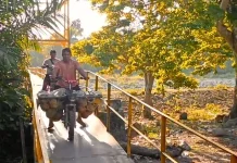 Menganti Papan Jembatan Dengan Plat Besi Dinikai Lebih Tahan Lama