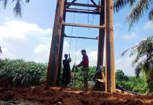 TNI dan Warga Percepat Pembangunan Jembatan Dengan Gotong Royong