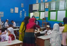 Hari Pertama Masuk Sekolah, Orang Tua Murid Berburu Kursi Terdepan di Kelas