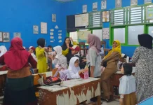 Hari Pertama Sekolah, Orang Tua Antusias Antar Anak ke Sekolah