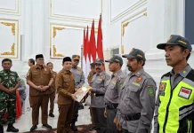 137 Anggota Satlinmas Kota Bengkulu Terima Penghargaan